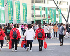 宣传我们更，和火爆人同行，让你更火爆